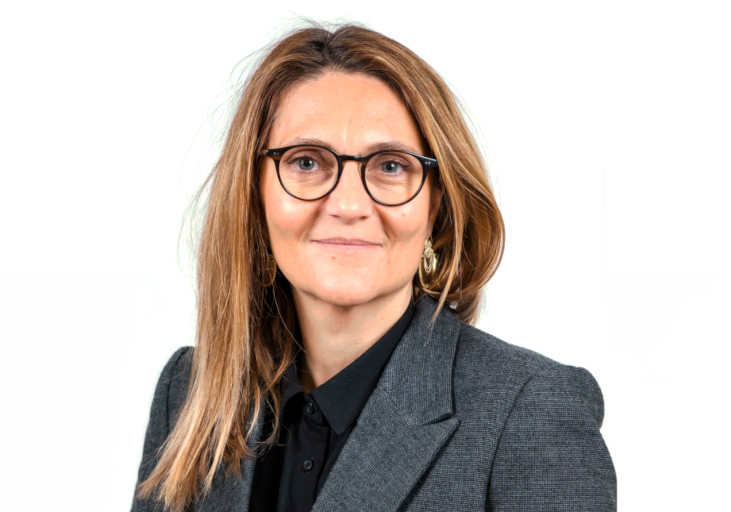 Portrait de Claire Cognard, Partner chez NIM Europe, cabinet de management de transition. Portrait sur fond blanc